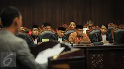 Pihak pemohon mendengarkan keterangan saksi ahli dalam sidang gugatan terhadap Undang-Undang Pengampunan Pajak (Tax Amnesty) di Mahkamah Konstitusi, Jakarta, Rabu (28/9). Sidang mendengarkan keterangan saksi ahli dari pemohon. (Liputan6.com/Faizal Fanani)
