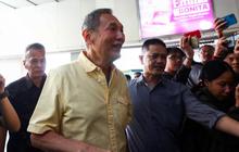 FOTO: Blusukan ke Tanah Abang, Jusuf Hamka Sapa Warga, Belanja hingga Makan di Pasar