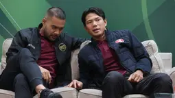 Perwakilan pemain, Andritany Ardhiyasa (kiri) dan Ahmad Jufrianto dalam diskusi Asosiasi Pesepakbola Profesional Indonesia (APPI) dan PSSI Pers di GBK Arena, Jakarta Pusat, Selasa (25/6/2024). (Bola.com/M Iqbal Ichsan)