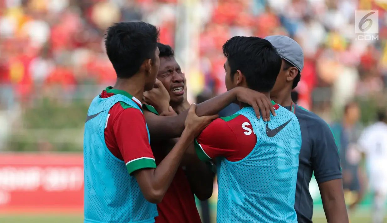 Pemain Timnas Indonesia U-19, Rifad Marasabessy menangis usai pertandingan melawan Thailand pada Piala AFF U-18 2017 di Stadion Thuwunna, Yangon, Jumat (15/9). Timnas Indonesia U-19 gagal ke final. (Liputan6.com/Yoppy Renato)