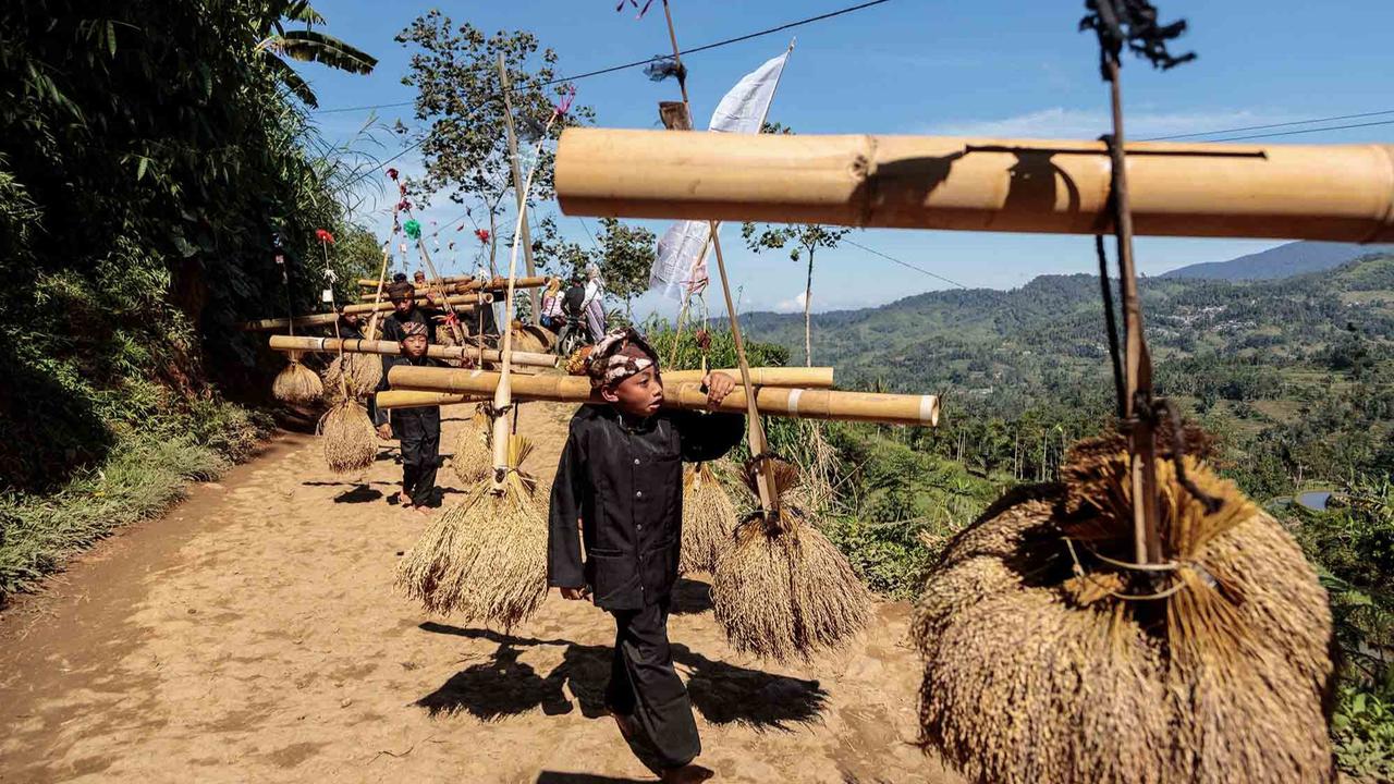 FOTO: Seren Taun ke-657, Warga Kasepuhan Gelar Alam Rayakan Syukur Panen di Sukabumi