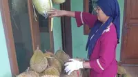 Warga di Kecamatan Pondoksalam, Kabupaten Purwakarta saat menjajakan buah durian hasil panennya. Foto (Liputan6.com/Asep Mulyana)