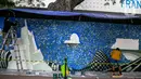 Seniman mural komunitas Converse All Stars melukis dinding Institut Perancis Indonesia (IFI) di Jalan MH. Thamrin, Jakarta, Rabu (2/12/2020). Para seniman mengkampanyekan upaya pembersihan udara perkotaan dengan menanam pohon. (Liputan6.com/Faizal Fanani)