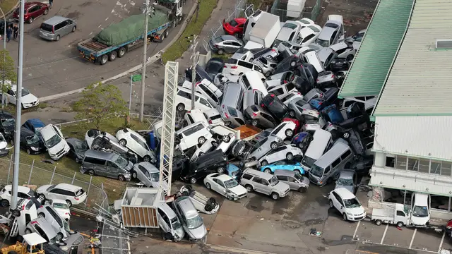Dampak Topan Jebi Jepang, Mobil hingga Kontainer Bergelimpangan