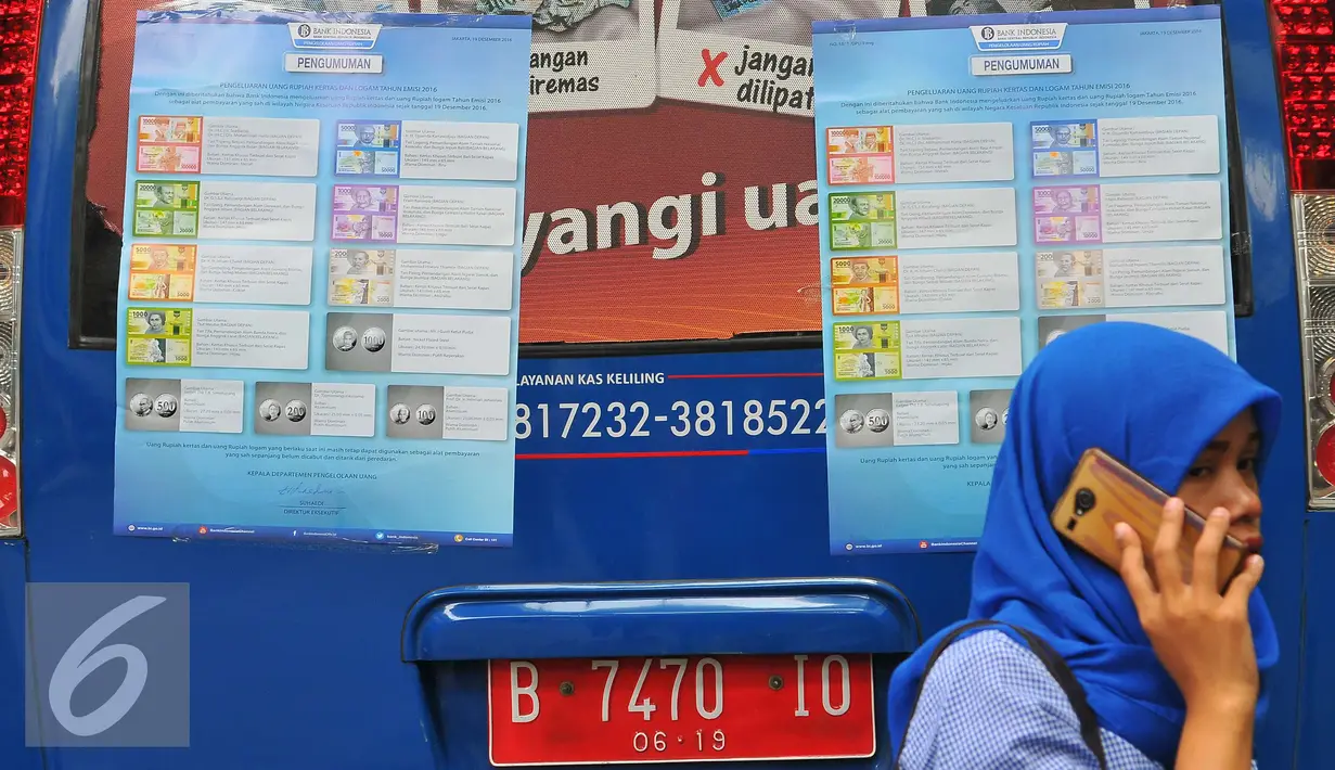 Poster yang menjelaskan pecahan mata uang yang baru di Blok M, Jakarta, Senin (19/12). Uang rupiah kertas baru terdiri atas nilai nominal Rp 100 ribu, Rp 50 ribu, Rp 20 ribu, Rp 10 ribu, Rp 5.000, Rp 2.000, dan Rp 1.000. (Liputan6.com/Angga Yuniar)