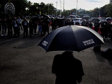 Aktivis Jaringan Solidaritas Korban untuk Keadilan mengikuti Aksi Kamisan ke-862 di depan Istana Merdeka, Jakarta, Kamis (22/5/2025). (Liputan6.com/Angga Yuniar)