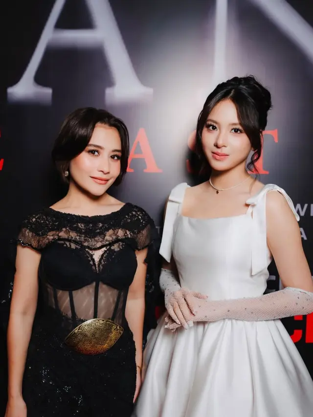 Prilly Latuconsina saat Premier Film Danur: The Last Chapter dengan korset. [@armanfebryan]