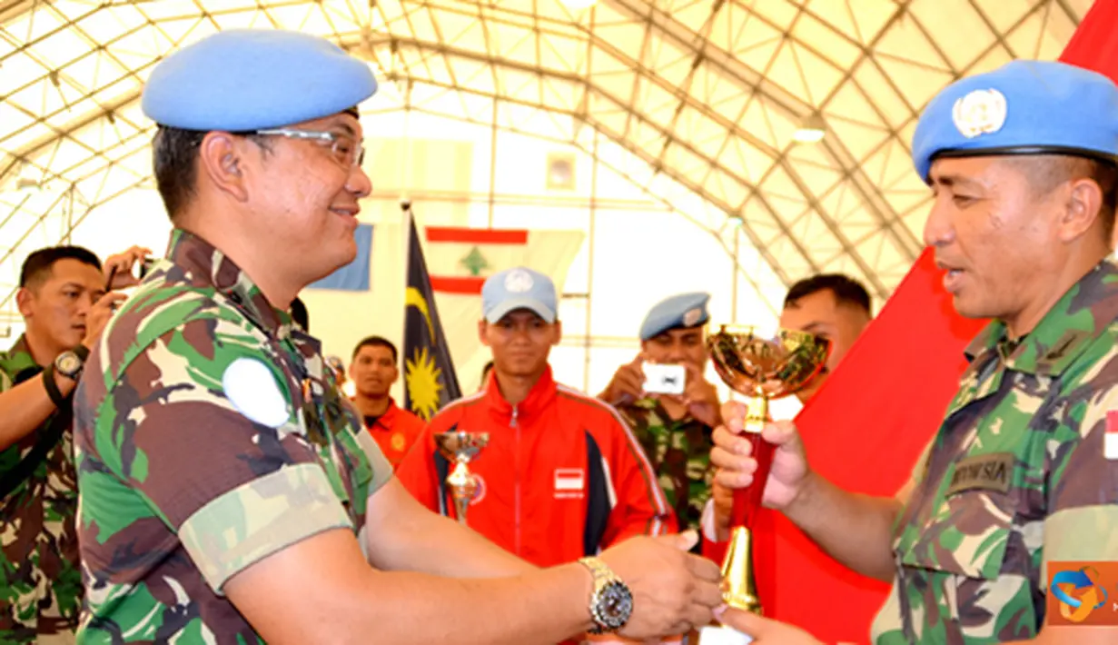 Citizen6, Lebanon: Komandan FHQSU Kolonel Adm Dharmawan Bhakti mewakili Komandan UNIFIL menyerahkan tropy juara umum pada saat penutupan pertandingan, bertempat di Rubb Hall, Markas UNIFIL, Lebanon, Senin (25/6). (Pengirim: Badarudin Bakri).