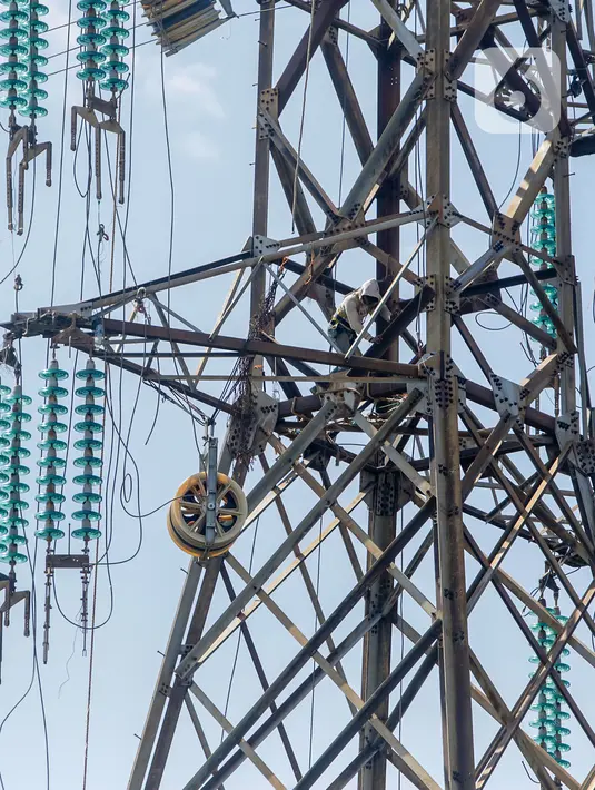 Pekerja memperbaiki kabel listrik Pembangkit Listrik Tenaga Uap (PLTU) Banten 3 Lontar, di Tangerang, Rabu (29/4/2020). PLN (Persero) semula menargetkan puncak commercial operation date (COD) pembangkit terjadi pada 2020 dengan kapasitas pembangkit mencapai 8.823 MW. (Liputan6.com/Fery Pradolo)
