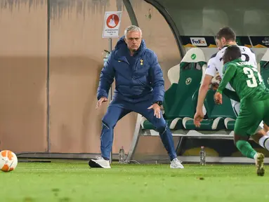 Pelatih Tottenham Hotspur, Jose Mourinho bereaksi saat menyaksikan pemainnya bertanding melawan Ludogorets Razgrad pada pertandingan grup J Liga Europa di Stadion Huvepharma Arena, Razgrad, Bulgaria (5/11/2020). Tottenham menang 3-1 atas Ludogorets Razgrad. (AFP/Nikolay Doychinov)