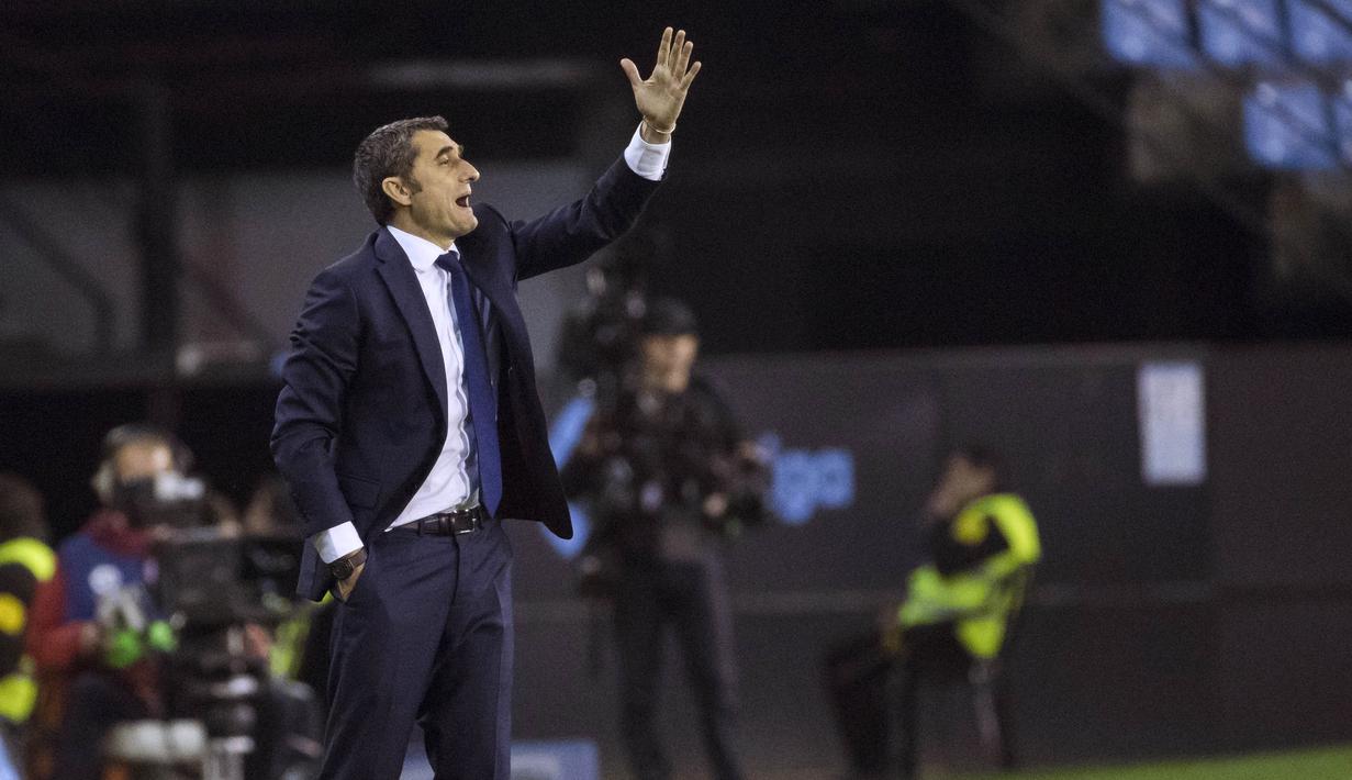 Pelatih Barcelona, Ernesto Valverde, memberi arahan kepada anak asuhnya saat melawan Celta Vigo pada laga La Liga di Stadion Balaidos, Rabu (18/4/2018). Celta Vigo bermain imbang 2-2 dengan Barcelona. (AP/Lalo R. Villar)