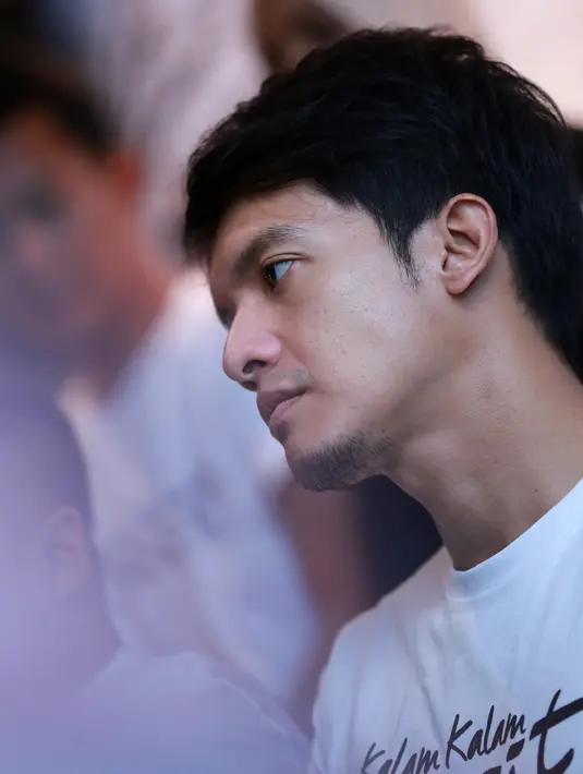 Saling menemani kala pasangan sedang melakoni pekerjaan merupakan hal yang akrab dilakukan keduanya. Dhini Aminarti senantiasa setia menemani kemanapun sang suami bekerja. (Adrian Putra/Bintang.com)