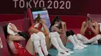 Para pemain Turki menutupi wajahnya setelah timnya kalah dari Korea Selatan dalam pertandingan perempat final bola voli putri di Olimpiade Musim Panas 2020 di Tokyo, Jepang, Rabu (4/8/2021). Turki kalah 2-3 (25-17, 17-25, 26-28, 25-18, 13-15) atas Korea Selatan. (AP Photo/Frank Augstein)