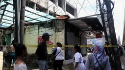 Suasana rumah toko (ruko) yang terbakar di kawasan Pasar Cipulir, Kebayoran Lama, Jakarta, Rabu (2/1). Dua korban meninggal bernama Ester (70) dan Andreas (70). (Liputan6.com/JohanTallo)