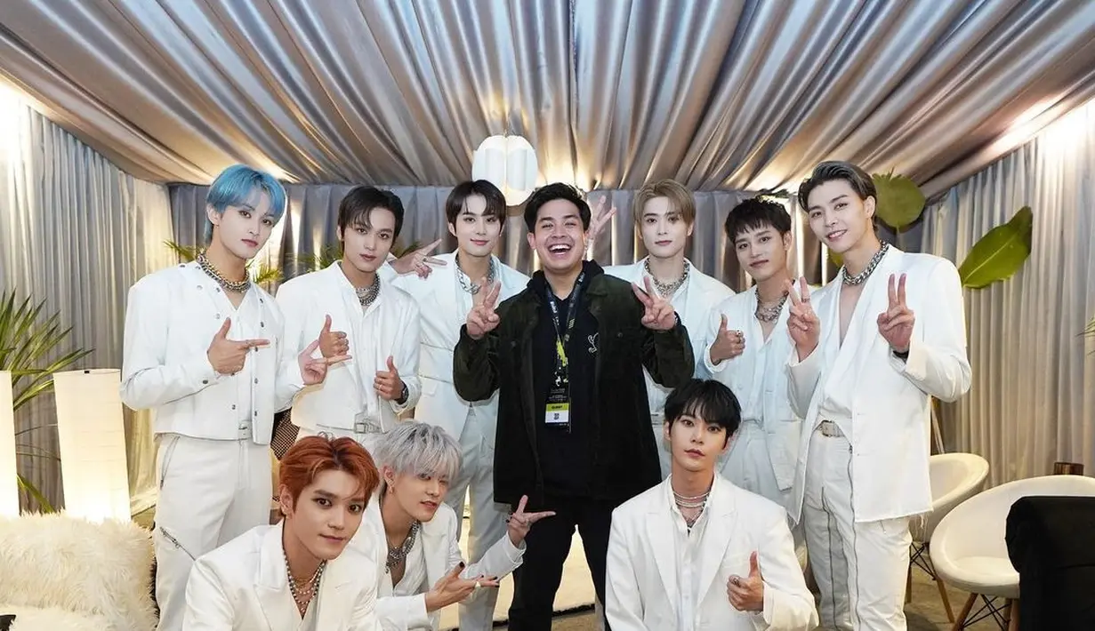 Kita bisa melihat detail outfit dengan jelas beserta aksesori yang dikenakan. Seperti belt putih dan kalung rantai chunky warna silver. [IG @jeromepolin]