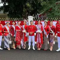 Peringatan Detik-Detik Proklamasi di Istana Merdeka, Jakarta pada Rabu (17/8/2022) diisi dengan parade pakaian adat dari tamu yang hadir. Namun kebaya merah menjadi outfit yang mendominasi perayaan HUT ke-77 RI kali ini. Mulai dari para Puteri Indonesia, dr. Rheisa Brotoasmoro, Menteri Luar Negeri Retno Marsudi, hingga istri Mendikbudristek, Franka Makarim. (instagram/officialputeriindonesia)