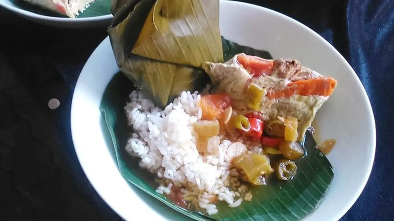 Sepiring garang asem dengan nasi