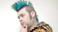 Vokalis NOFX Tendang Muka Fans di Atas Panggung