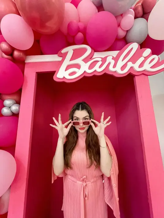 Ditambah dengan polesan makeup nuansa pink pada eyeshadow dan lipstiknya. [Foto: IG/nourahsheivirah].