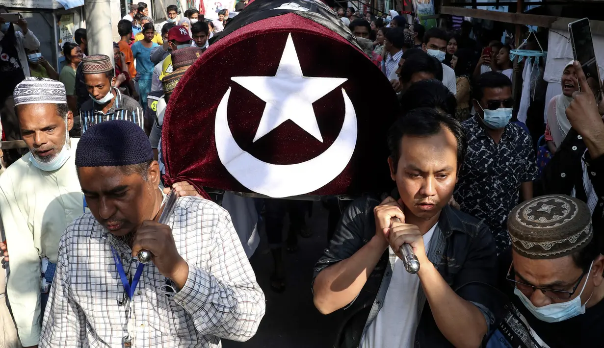 Warga membawa jenazah wanita Muslim yang terbunuh dalam demonstrasi saat upacara pemakamannya di Mandalay, Myanmar, Senin (1/3/2021). Wanita Muslim tersebut tertembak oleh tentara saat ikut demo menentang kudeta militer Myanmar. (AP Photo)