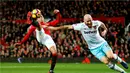 Pemain Manchester United, Jesse Lingard, berusaha menguasai bola dari kejaran pemain West Ham United, James Collins, pada laga pekan ke-13 Premier League di Old Trafford, Minggu (27/11/2016). (Reuters/Andrew Yates)