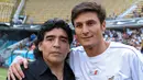 (27/12/2008) - Diego Maradona (kiri) berfoto dengan pemain Timnas Argentina dan Inter Milan, Javier Zanetti dalam acara pertandingan amal "To the Playing Field for a smile" yang diselenggarakan oleh PUPI Foundation di Boca Junior Stadium, Buenos Aires, Argentina. (AFP/Alejandro Pagni)