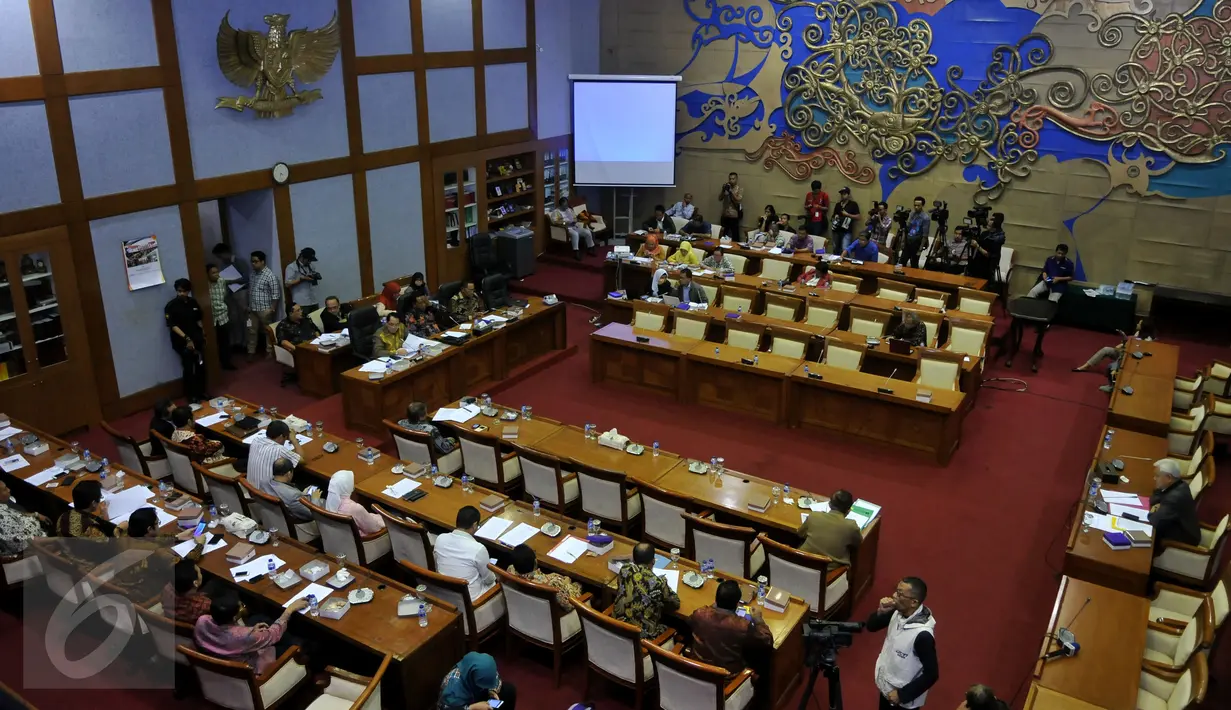 Suasana Rapat pleno mengenai kelanjutan revisi UU KPK di Kompleks Parlemen Senayan, Jakarta, Rabu (10/2/2016). Meskipun rencana revisi itu dikecam masyarakat, 9 dari 10 fraksi di Baleg DPR menyetujui revisi UU KPK. (Liputan6.com/Johan Tallo)