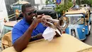 Musisi jazz AS, Wycliffe Gordon memainkan terompet dalam pertunjukan jalanan di ibukota Sri Lanka, Kolombo (26/2). Dalam pertunjukkan unik tersebut Wycliffe menggunakan tuk tuk untuk menghibur warga Sri Lanka. (AFP Photo/Ishara S. Kodikara)