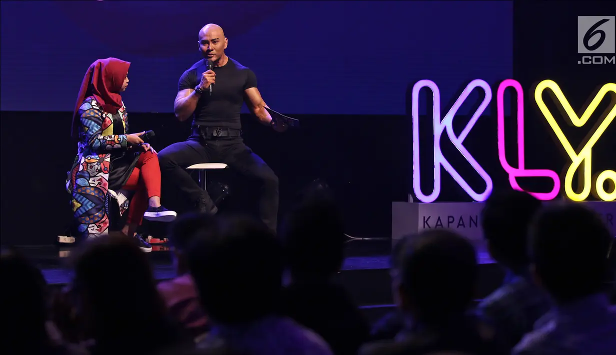 Presenter Deddy Corbuzier bersama selebgram Ria Ricis saat jadi pembicara di  XYZ DAY 2018  di The Hall Senayan City, Jakarta, Rabu (25/4). KLY Day menghadirkan talkshow dari para konten kreator dan influencer hits. (Liputan6.com/Herman Zakharia)