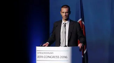 Aleksander Ceferin memberikan sambutan setelah dirinya terpilih sebagai Presiden baru UEFA dalam Kongres UEFA di Athena, Yunani, Rabu (14/9). (Reuters/Alkis Konstantinidis)