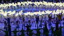 Para penari tampil dalam upacara pembukaan Olimpiade Musim Dingin Beijing 2022, di Stadion Nasional, yang dikenal sebagai Stadion Bird's Nest, di Beijing, pada 4 Februari 2022. (AFP/Tobias Schwarz)