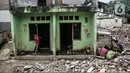 Anak-anak bermain di lokasi pembebasan lahan untuk proyek Normalisasi Ciliwung di Rawajati, Jakarta Selatan, Rabu (9/11/2022). Program normalisasi dikerjakan oleh Pemprov DKI bekerja sama dengan Kementerian PUPR dengan target cakupan normalisasi Sungai Ciliwung mencapai panjang 33 kilometer, terbentang dari Jembatan Jalan TB Simatupang hingga Pintu Air Manggarai. (merdeka.com/Iqbal S Nugroho)