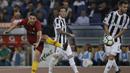 Gelandang AS Roma, Lorenzo Pellegrini, melepaskan tendangan saat melawan Juventus pada laga Serie A di Stadion Olimpico, Senin (14/5/2018). AS Roma imbangi Juventus dengan skor 0-0. (AP/Gregorio Borgia)