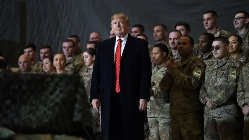 Donald Trump besama pasukan AS di Afghanistan. (AFP)