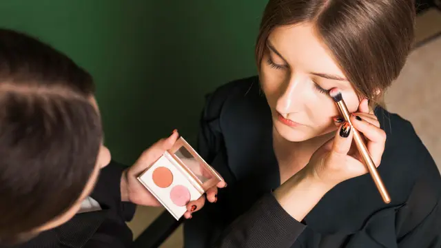 Ingin Makeup Kamu Terlihat Simpel Namun Elegan? Simak Panduan Langkah untuk Tampil Natural