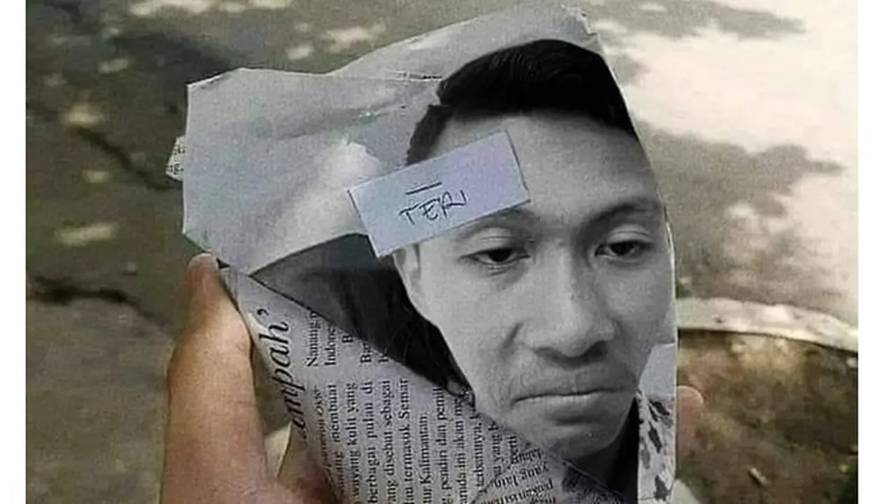 5 Foto Orang di Kertas Bungkusan Ini Bikin Ketawa Nyengir