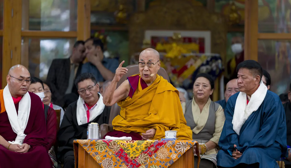 <p>Dalai Lama menyangkal menjadi seorang separatis dan mengatakan bahwa ia hanya menganjurkan otonomi yang substansial dan perlindungan terhadap budaya Buddha asli Tibet. (AP Photo/Ashwini Bhatia)</p>