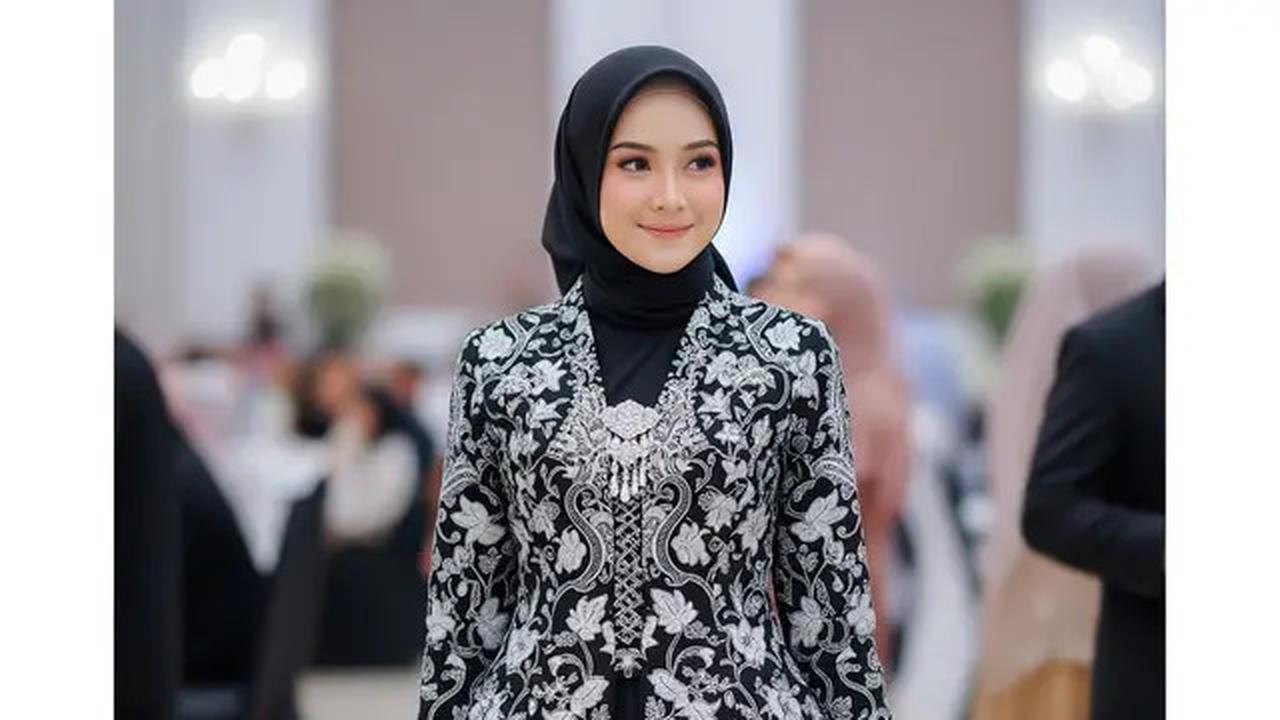 6 Cara Mix &amp; Match Batik Hitam Tanpa Terlihat Kaku dan Tua, Tampil Elegan dan Modern