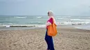 Zaskia Adya Mecca sempat beberapa kali berlibur ke pantai. Dia pun memilih memakai kaos putih pink yang dipadukan dengan celana jeans. [instagram/zaskiaadyamecca]