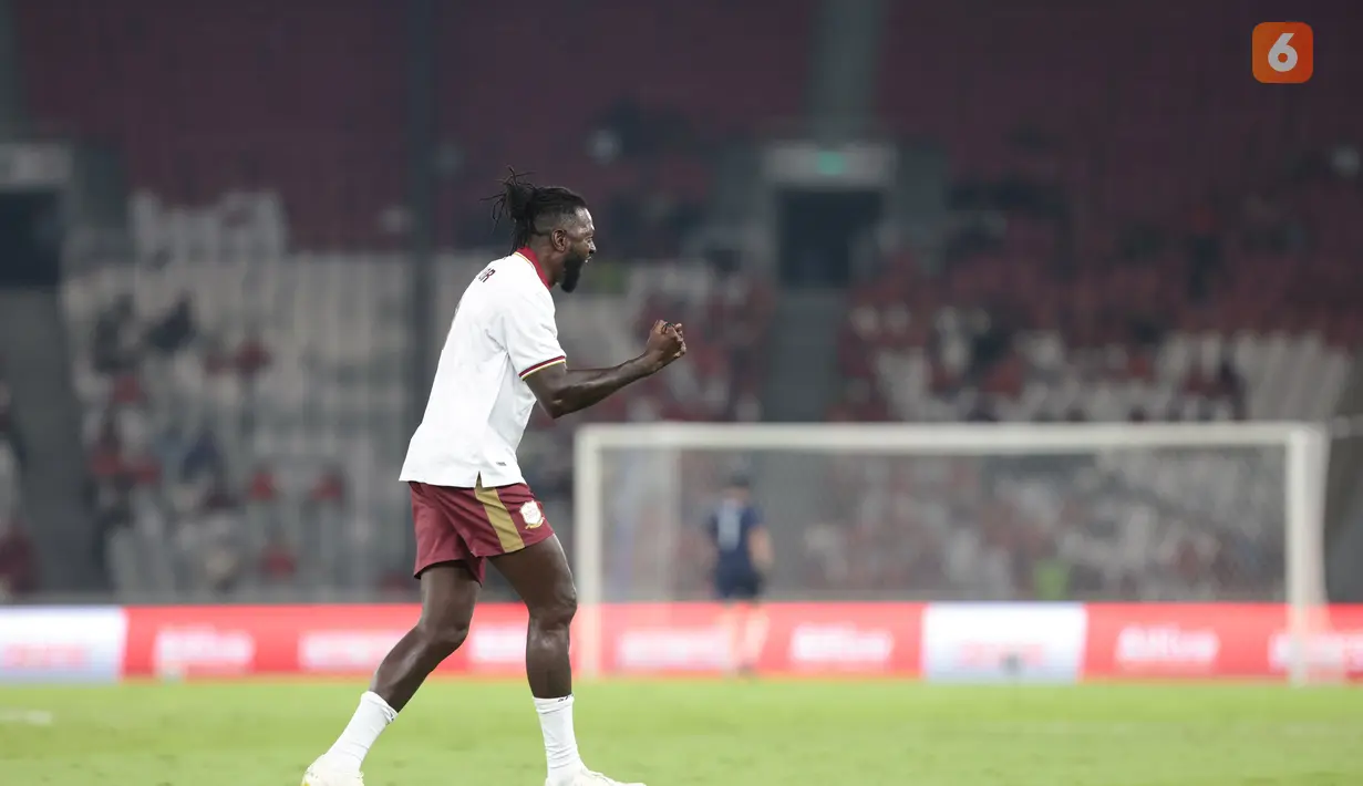 Emmanuel Adebayor melakukan selebrasi setelah mencetak gol penyama kedudukan bagi North London Legends pada menit ke-10 saat menghadapi United Legends dalam laga ekshibisi Champions Impact in Jakarta: The Rivalry Returns di Stadion Utama Gelora Bung Karno, Jakarta, Sabtu (10/10/2026). (KLY/Budy Santoso)