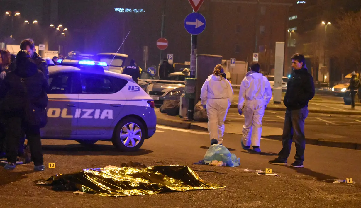 Jasad terduga pelaku teror Berlin, Anis Amri ditutupi di Kota Milan, Italia, Jumat (23/12). Anis Amri tewas setelah terlibat baku tembak dengan polisi. (REUTERS/Stringer)