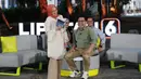 Bakal Calon Wakil Presiden Muhaimin Iskandar (kanan) bersama istri, Rustini Murtadho saat program Pemilu stasiun televisi SCTV “Kita Indonesia” di kawasan Gelora Bung Karno Jakarta, Selasa (12/9/2023). (Liputan6.com/Helmi Fithriansyah)