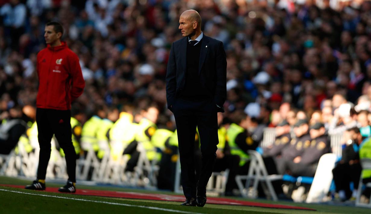 Pelatih Real Madrid, Zinedine Zidane melihat para pemainnya bertanding melawan Alaves pada lanjutan La Liga Spanyol di stadion Santiago Bernabeu (24/2). Madrid menang 4-0 atas Alaves. (AP Photo/Francisco Seco)