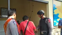 Polisi memperketat penjagaan setiap warga yang berkunjung ke Mako Polres Cirebon. Foto (Liputan6.com / Panji Prayitno)