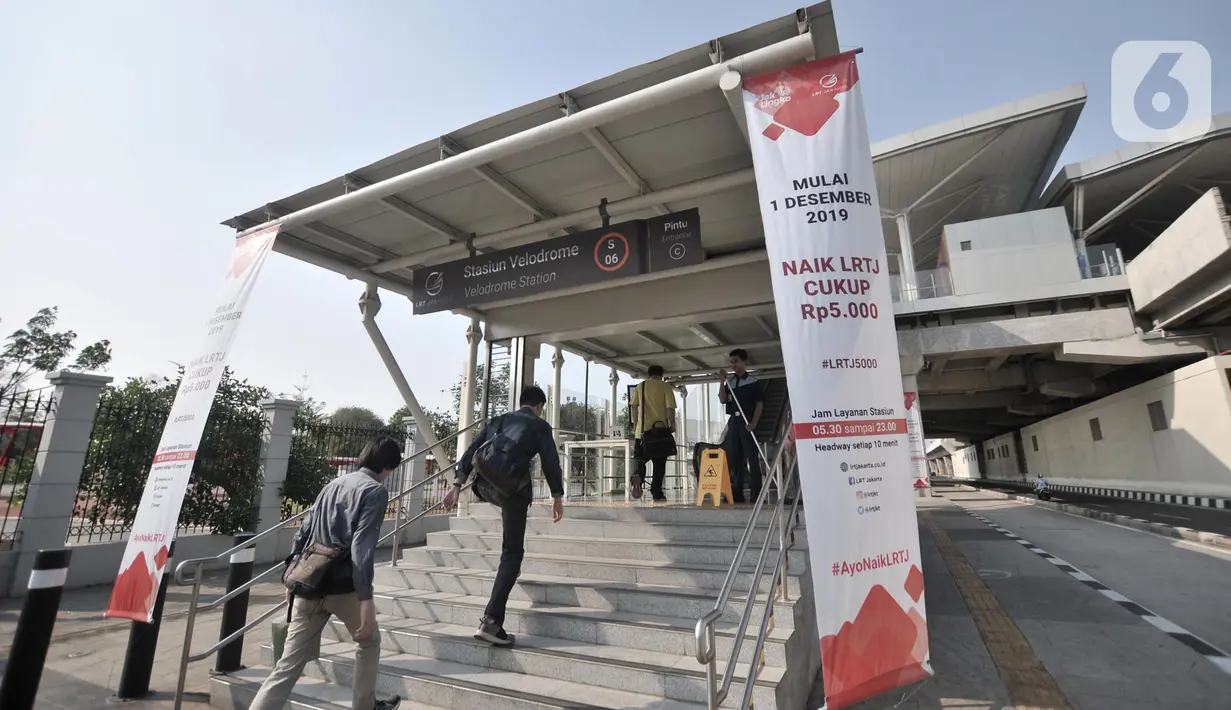 Calon penumpang melintasi banner info tarif komersil LRT saat memasuki Stasiun Velodrome, Jakarta, Minggu (1/12/2019). Kereta LRT Jakarta rute Velodrome-Kelapa Gading beroperasi secara komersial mulai hari ini (1/12) dengan tarif Rp5.000 flat untuk sekali perjalanan. (merdeka.com/Iqbal S. Nugroho)