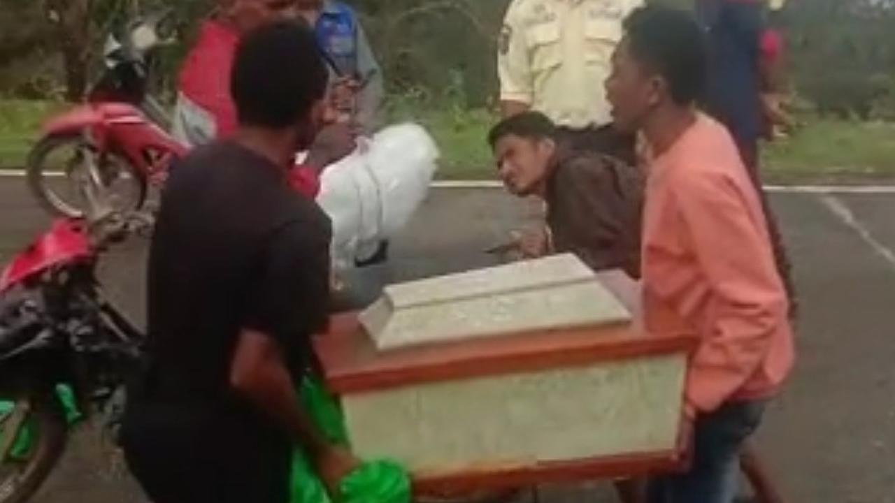 Miris, Jasad Bayi di Kupang Diangkut Pakai Motor Karena Orang Tua Tak Punya Uang Sewa Ambulans