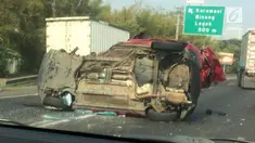 Dua mobil ringsek parah akibat menabrak truk tronton yang parkir lantaran menganti bannya yang kempis di jalur Tol Jakarta-Tangerang.