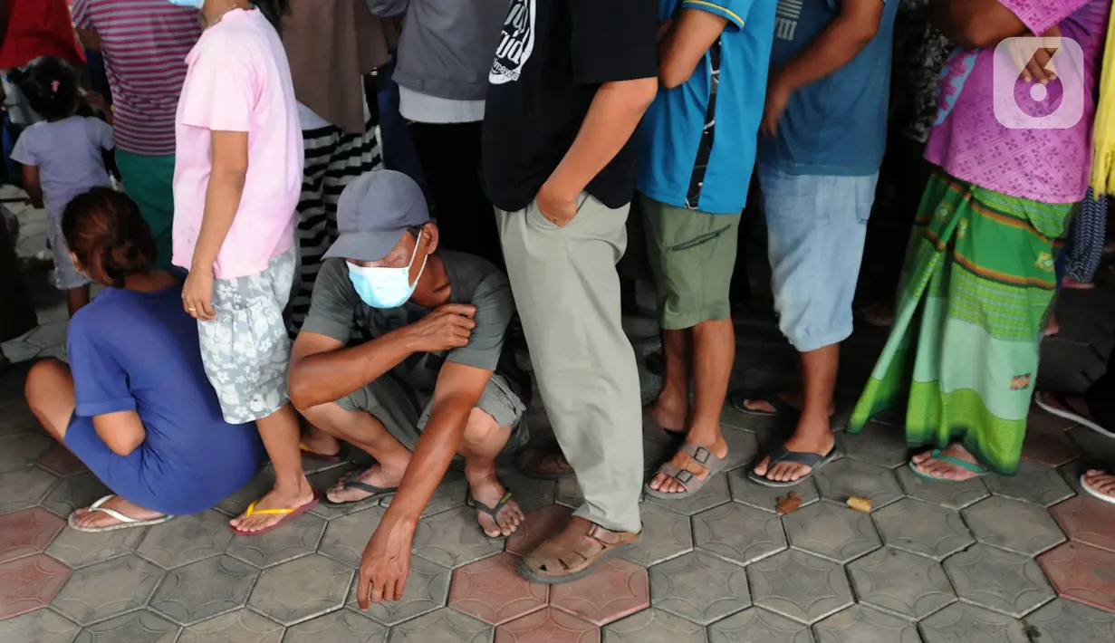 Warga antre untuk mendapatkan makanan berbuka puasa atau takjil di Masjid Wihdatul Ummah, Cinere, Depok, Jawa Barat, Kamis (7/4/2022). Dalam sehari, Masjid Wihdatul Ummah menyediakan lebih dari 700 takjil berupa nasi kotak yang merupakan sumbangan donatur jemaah masjid. (merdeka.com/Arie Basuki)