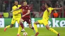Pemain Bayern Munchen Robert Lewandowski (kiri) berebut bola dengan pemain Villarreal Raul Albiol pada pertandingan leg kedua perempat final Liga Champions di Allianz Arena, Munich, Jerman, 12 April 2022. Pertandingan berakhir imbang 1-1. (AP Photo/Matthias Schrader)