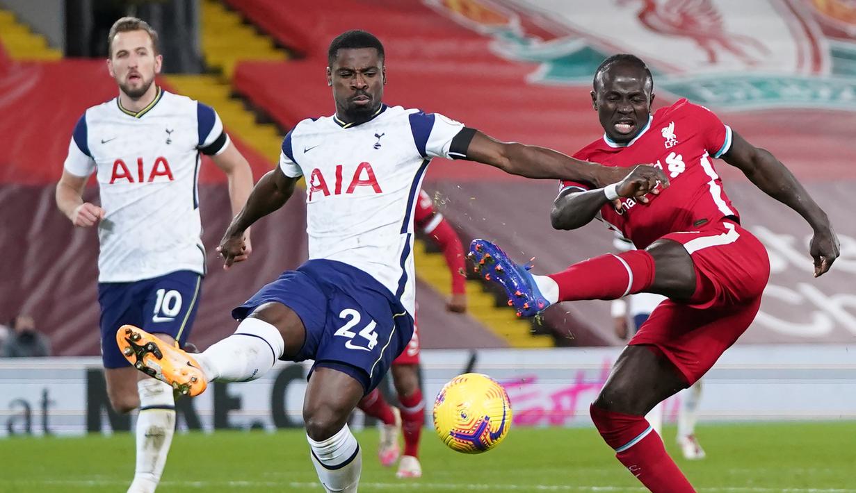 Bek Tottenham Hotspur, Serge Aurier (kiri) mencoba memblok tendangan striker Liverpool, Sadio Mane, dalam laga lanjutan Liga Inggris 2020/21 pekan ke-13 di Anfield Stadium, Rabu (16/12/2020). Tottenham kalah 1-2 dari Liverpool. (AFP/Jon Super/Pool)